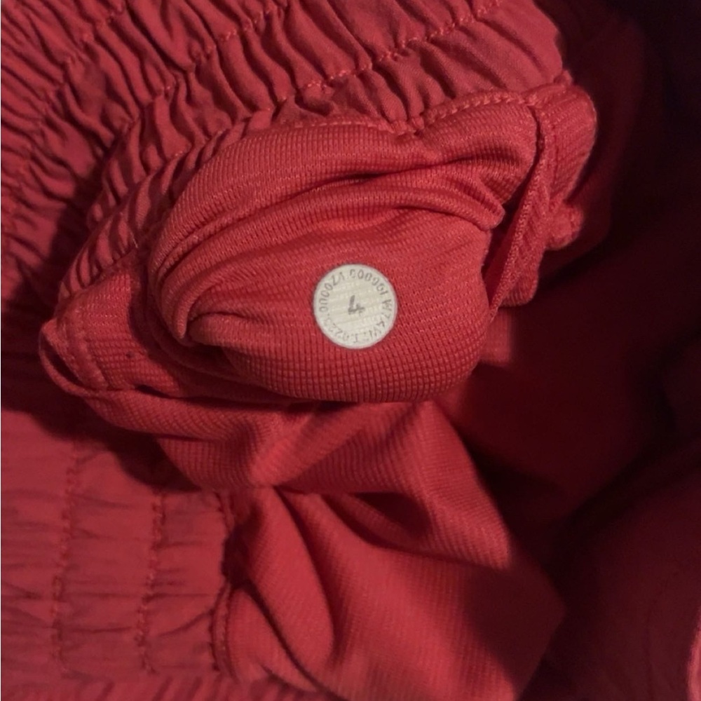 Size 4 lulu hottie hots in the color lipgloss (lighting changed the color)